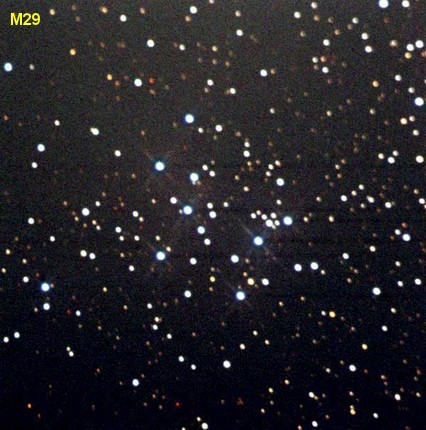 Típus: Nyílthalmaz, α = 20:23:58, δ = 38:30:30, Csillagkép: Cygnus | Hattyú, Fényesség: 6.6, Méret: 600
