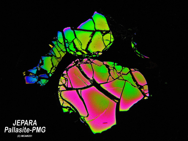 Jepara pallazit mikroszkópos felvétele keresztpolarizált fényben